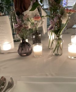 11 von 12 am 12. November 2021 schöne Tischdeko mit Kerzen und Blumen