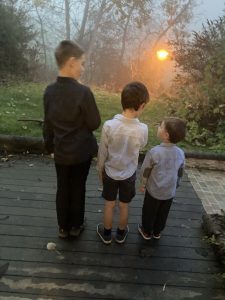 9 von 12 am 12. November 2021 Die Kinder in Hemden wie die Orgelpfeifen vor dem Nebel.