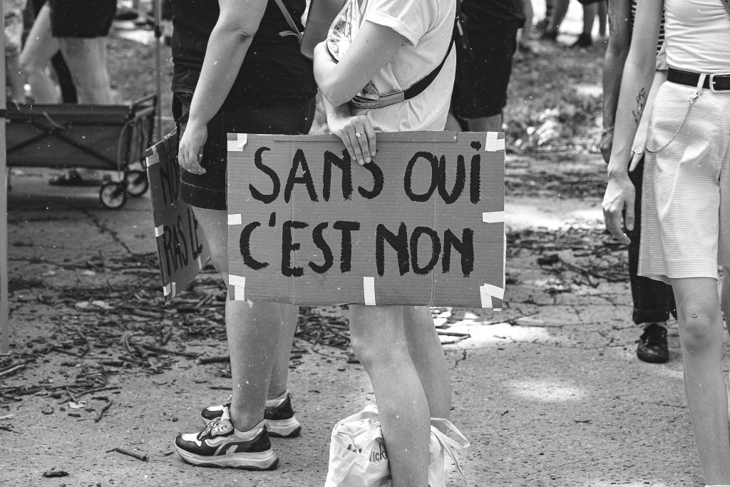 Schild mit französischer Schrift 